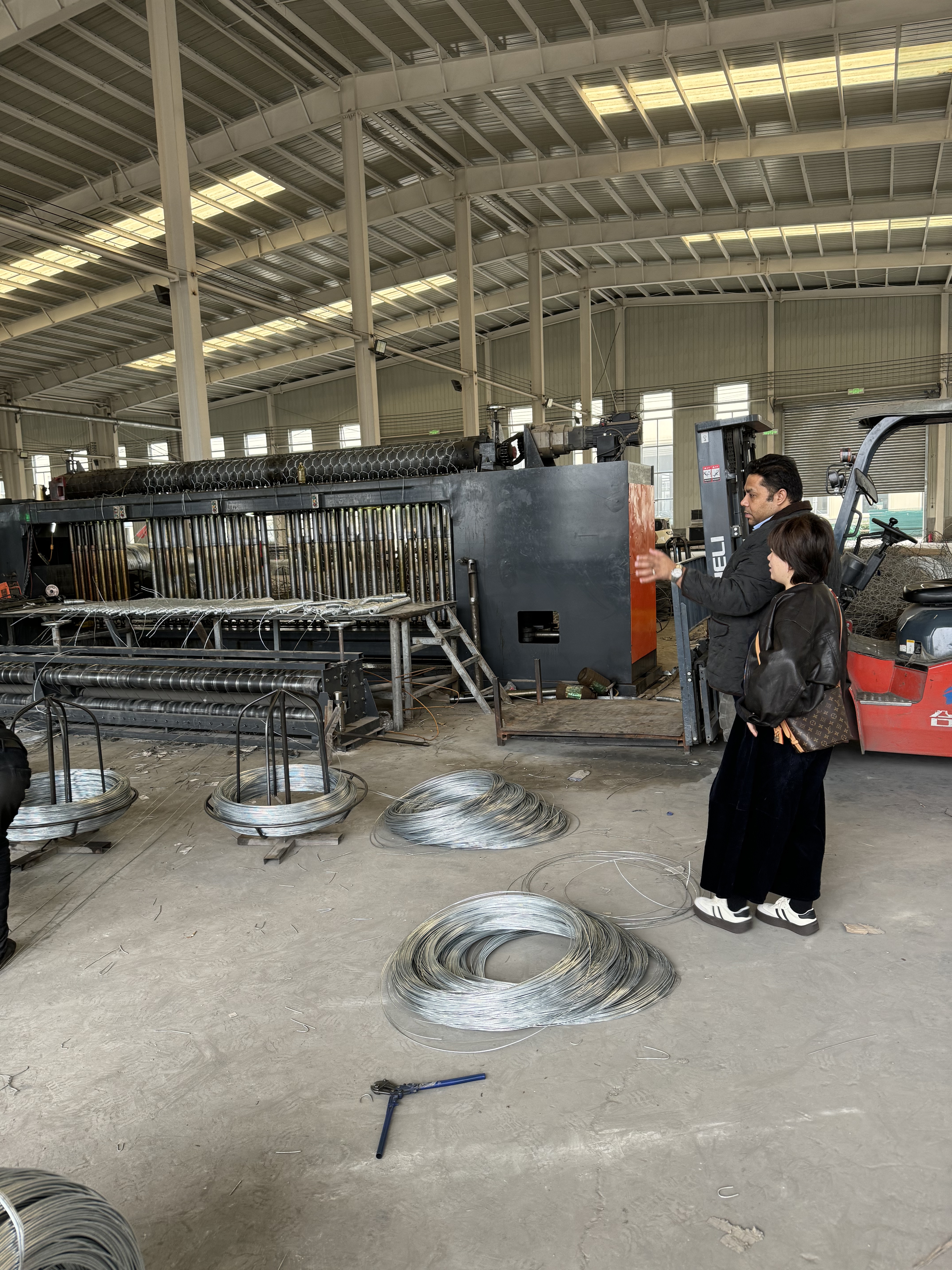 Son şirket blogları hakkında Nepal Müşterileri Otomatik Gabion Örgü Makinesi İncelemesi İçin Fabrikamızı Ziyaret Etti