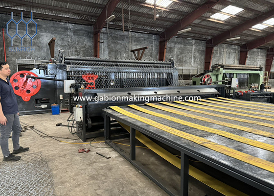 Galvanizli veya PVC kaplı tel ile yüksek verimlilikli gabiyon örgü makinesi